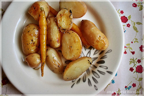 cartofi noi la cuptor cu marar si morcovi